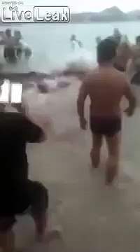 Este tiburón intenta atacar a turistas en una playa