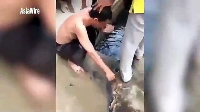 Esta pareja es castigada con una 'ducha de aguas residuales' por tener sexo sin estar casados