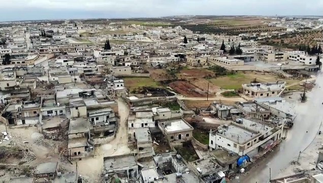 Sírios fogem das cidades de Idlib