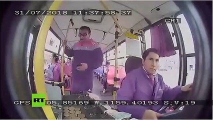 Este pasajero golpea al conductor de un autobús por no dejarlo bajar