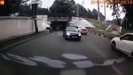 Este nuevo "puente de los tontos" ya se ha cobrado una 'víctima' en Rusia