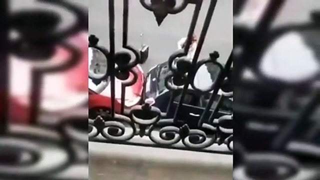 Esto es lo que pasa cuando intentas aparcar y el de atrás no para de fastidiarte