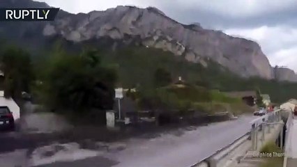 Captan esta espectacular y brusca 'erupción' de barro y rocas que atemorizó a un pueblo de Suiza