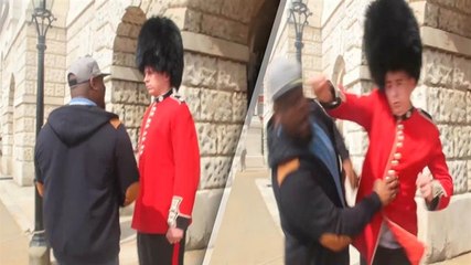 Espectacular derechazo de un miembro de la guardia real británica a un bobo que lo vaciló