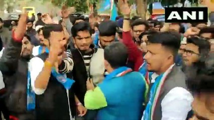 தீவிரவாதியே திரும்பி போ.. எம்பி பிரக்யா தாகூரை முற்றுகையிட்டு பல்கலை மாணவர்கள் திடீர் கோஷம்