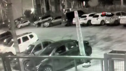 Lüks otomobilin hava yastığını çalan hırsızlar kamerada