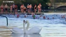 شاهد: بريطانيون يحتفلون بالكريسماس بالسباحة في البرد القارس
