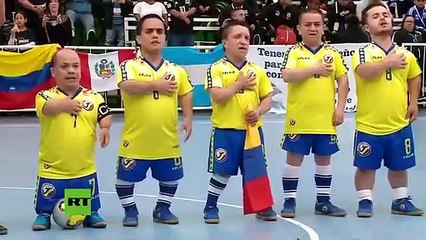 ¡Una pequeña gran Copa!: Enanos compiten por la gloria del fútbol