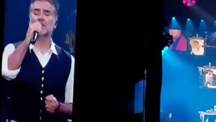 El cantante mexicano Alejandro Fernández parece cantar 'colocado' en pleno concierto, ¿o era un refriado?