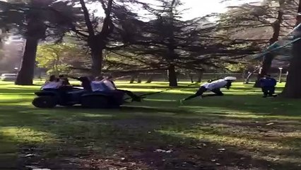 Esta modelo acaba con collar cervical tras ser catapultada en el rodaje de un anuncio