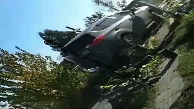 Un sacerdote ucraniano irrumpe en un jeep en un cementerio y destroza varias tumbas