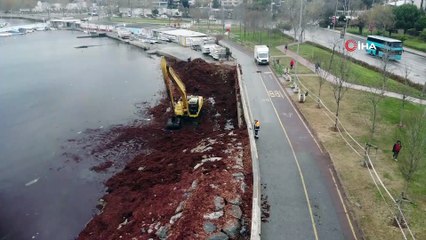 Kızıla bürünen Caddebostan Sahili'ni temizleme çalışmaları böyle görüntülendi