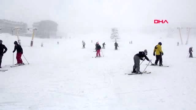 Bursa sezonun geç açıldığı uludağ'da, kar mutluluğu