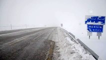 Sertavul Geçidi'nde yoğun kar yağışı nedeniyle ulaşım güçlükle sağlanıyor