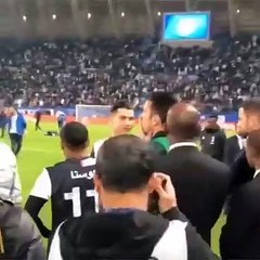 Supercoppa - I tifosi cantano "Messi! Messi!", CR7 prima sorride...