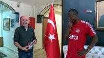 Sivasspor’un yıldızı Kone’yi mutlu eden hediye