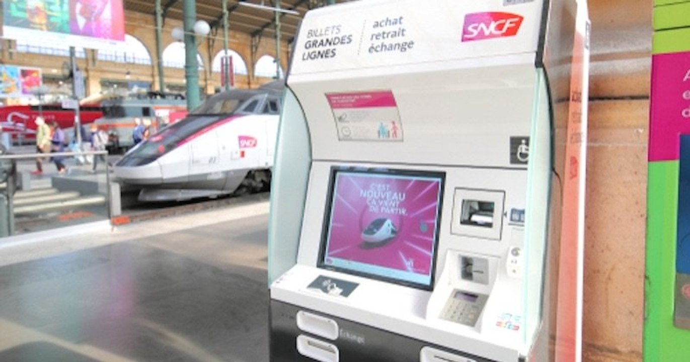 Son train est supprimé le jour de Noël, un inconnu lui donne son billet pour qu'elle retrouve ses proches