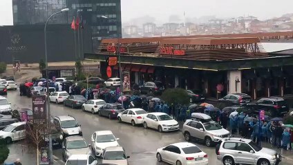 Yağmur altında itiraz kuyruğu