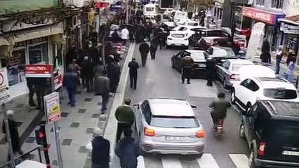 Kadın sürücü fren yerine gaza basınca ortalığı birbirine kattı...O anı kamerada