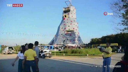 Tayland’da 100 bin plastik şişeden dev yılbaşı ağacı