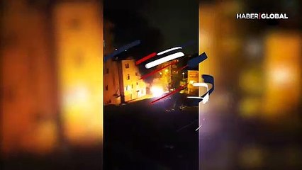 Park halindeki minibüste çıkan yangın binaya sıçradı