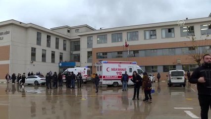 Ağır kokudan etkilenen öğrenciler hastaneye kaldırıldı (2)