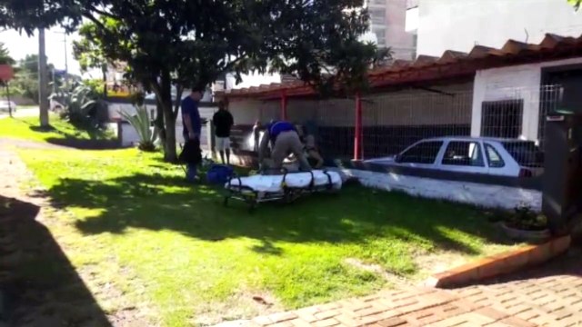 Ciclista fica ferido em colisão com carro na Av. Rocha Pombo