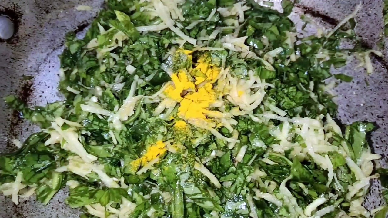 Learn how to make pakora by mixing potato spinach fenugreek, garlic ginger and gram flour,  आलू पालक मेथी लहसुन अदरक की और बेसन की मिक्स करके पकोड़ा बनाना सीखे बहुत ही आसानी तरीके से,
