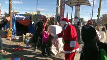 Decenas de niños migrantes reciben regalos de Navidad mientras esperan cruzar a Estados Unidos