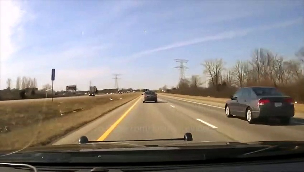 Perseguição policial no Estados Unidos, carro em fuga atropela e mata pedestre