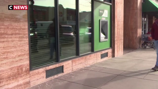 Colorado : un Robin des bois braque une banque et jette les billets en l'air