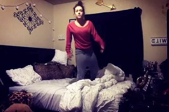 Sauter sur son lit peut être dangereux.. elle se prend le pied dans le mur !