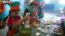 Köy okulunun minik şefleri yaşlılar için yemek hazırlıyor