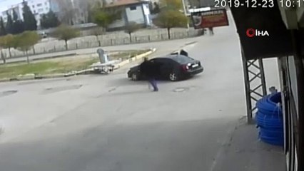 Otomobilin motosikletliye çaptığı anlar böyle görüntülendi