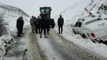 Bingöl'de kar yağışı etkili oldu, kara saplanan aracı ekipler kurtardı