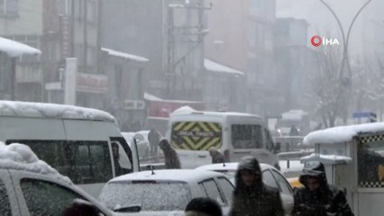 Yüksekova’da Lapa Lapa Kar Yağdı