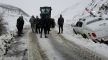 Bingöl'de Kar Yağışı Etkili Oldu, Kara Saplanan Aracı Ekipler Kurtardı