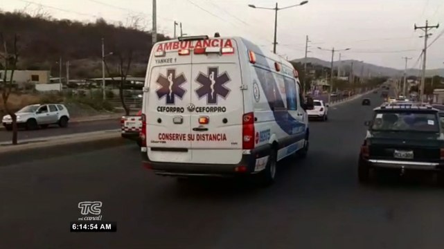 Auto atropella a dos personas que iban en un triciclo en Manabí