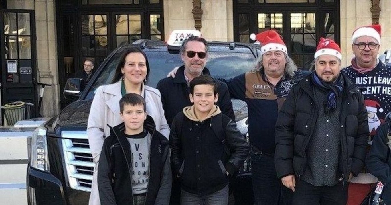 Des chauffeurs de taxis bordelais emmènent deux enfants dans les Yvelines gratuitement pour les fêtes de Noël