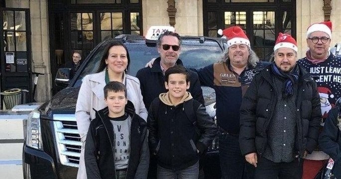 Des chauffeurs de taxis bordelais emmènent deux enfants dans les Yvelines gratuitement pour les fêtes de Noël