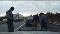 Este conductor la emprende a tiros con la policía