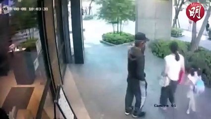 Mujer salva a su hija de un desconocido que trató de arrebatársela a plena luz del día