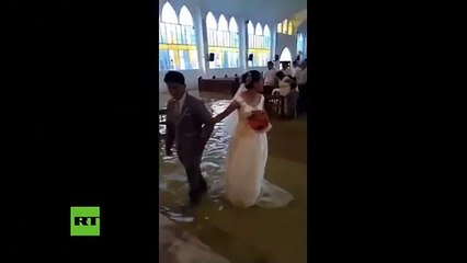 Esta pareja se casa en una iglesia inundada por las fuertes lluvias