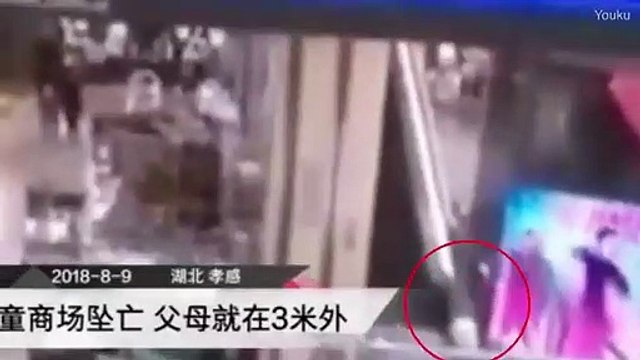 Un niño muere al caer de unas escaleras mecánicas