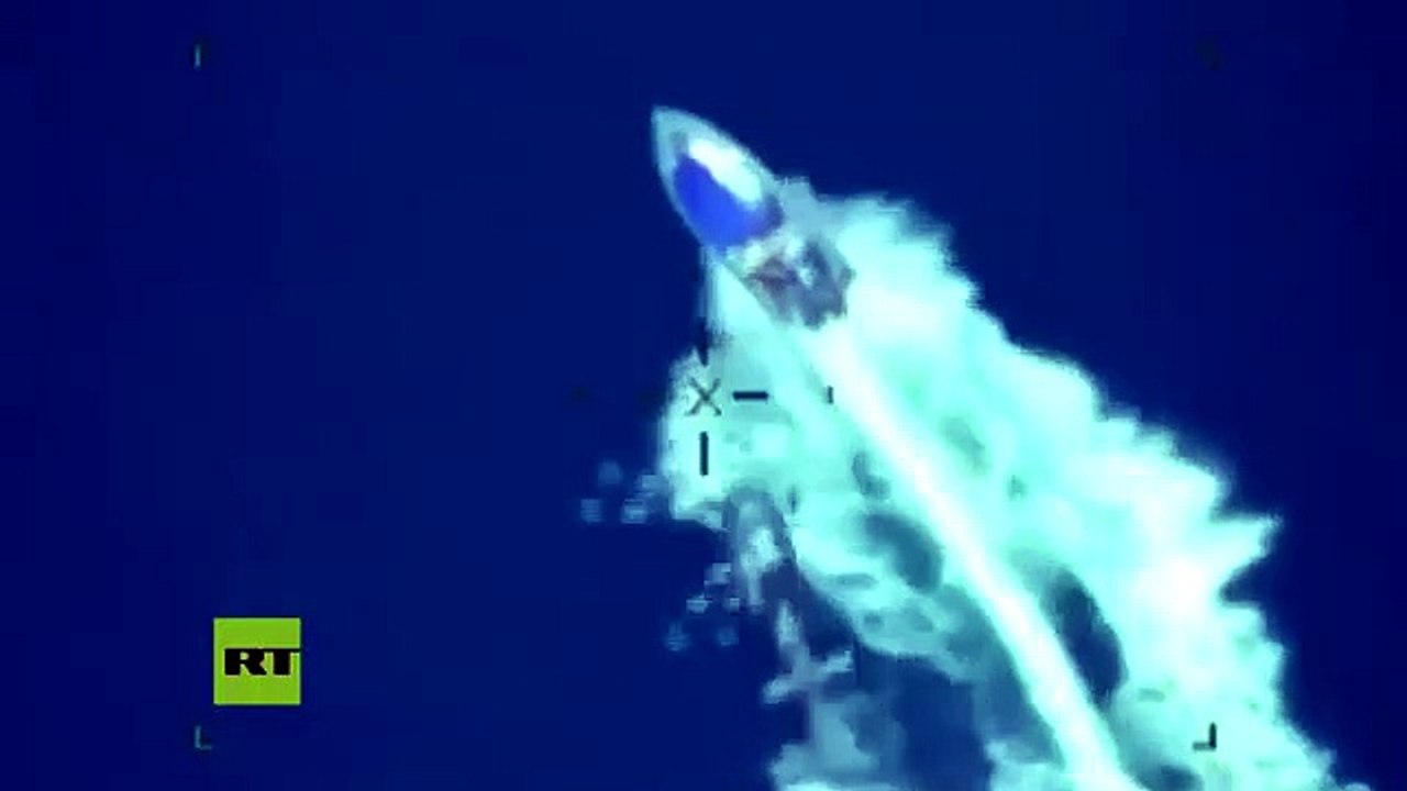 Helicóptero de la Armada persigue a esta lancha...