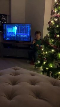 A 4 ans, il interprète un film en langue des signes pour ses parents sourds