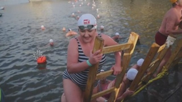 Cuatrocientos nadadores se lanzan al gélido río Moldava en Praga