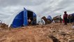 في مواجهة ظروف شتاء المخيمات الصعبة.. سكان إدلب ينزحون للحدود التركية
