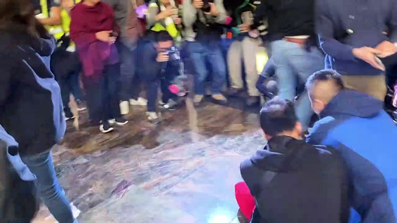 Terceiro dia de confrontos em centros comerciais de Hong Kong