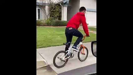 Faire du vélo sans regarder devant... FAIL